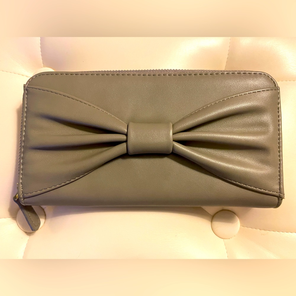 BETSEY JOHNSON Greige zippy long wallet